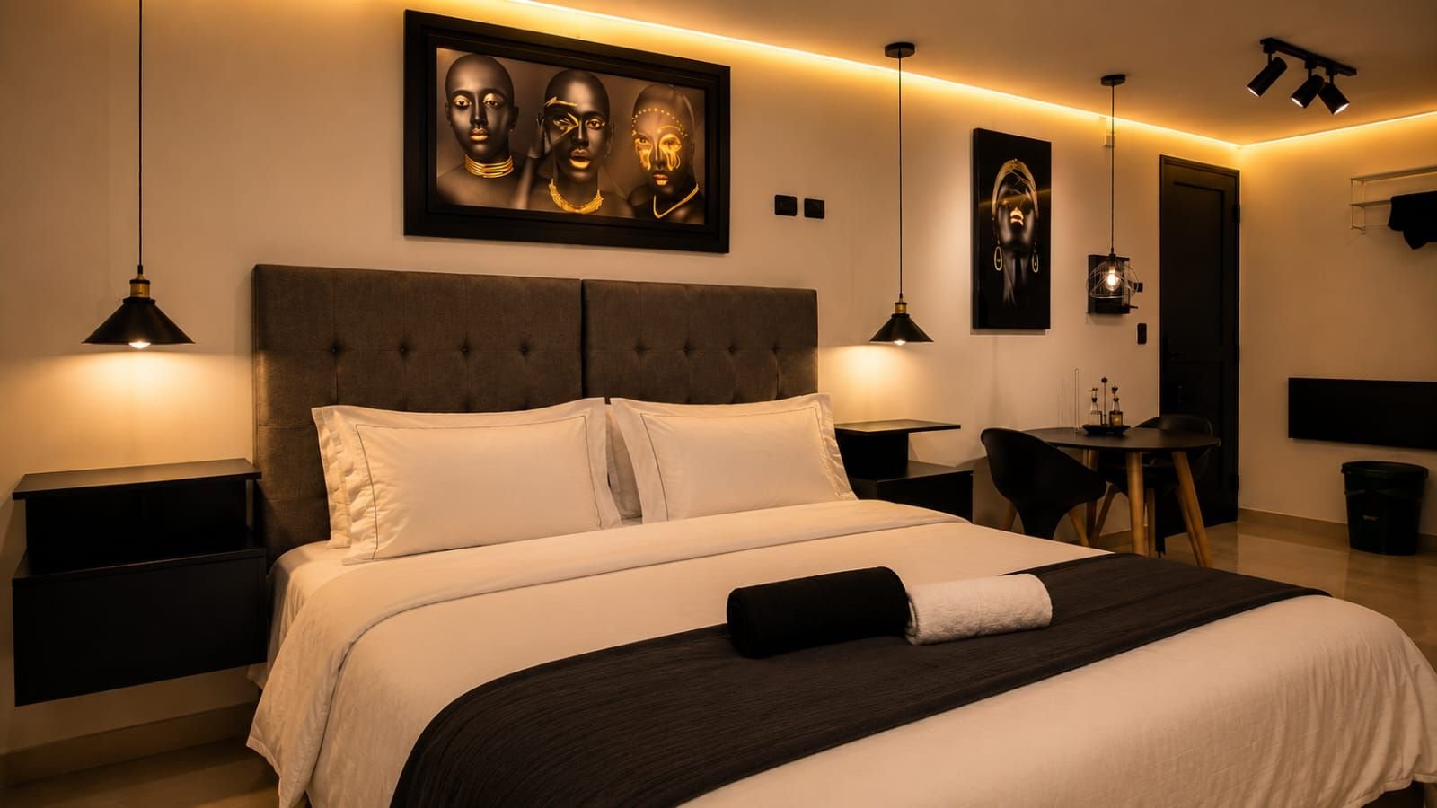 Cama con arte dorado